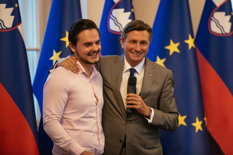 Slika-s-pahorjem-kava-na-tirih (1)